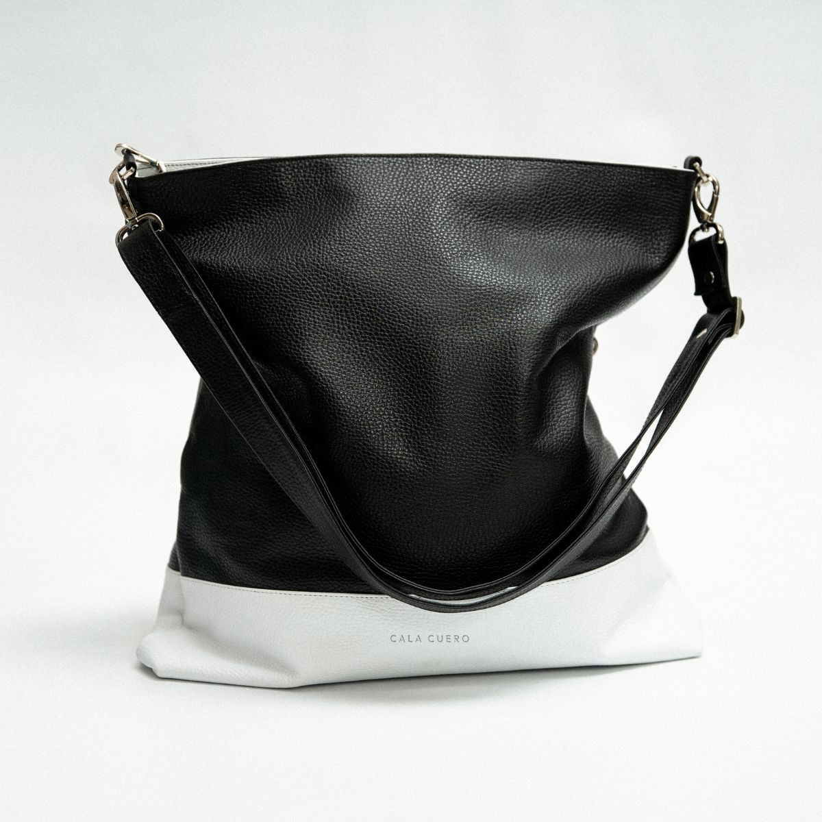 Levante Convertible Clutch Black & White (002)