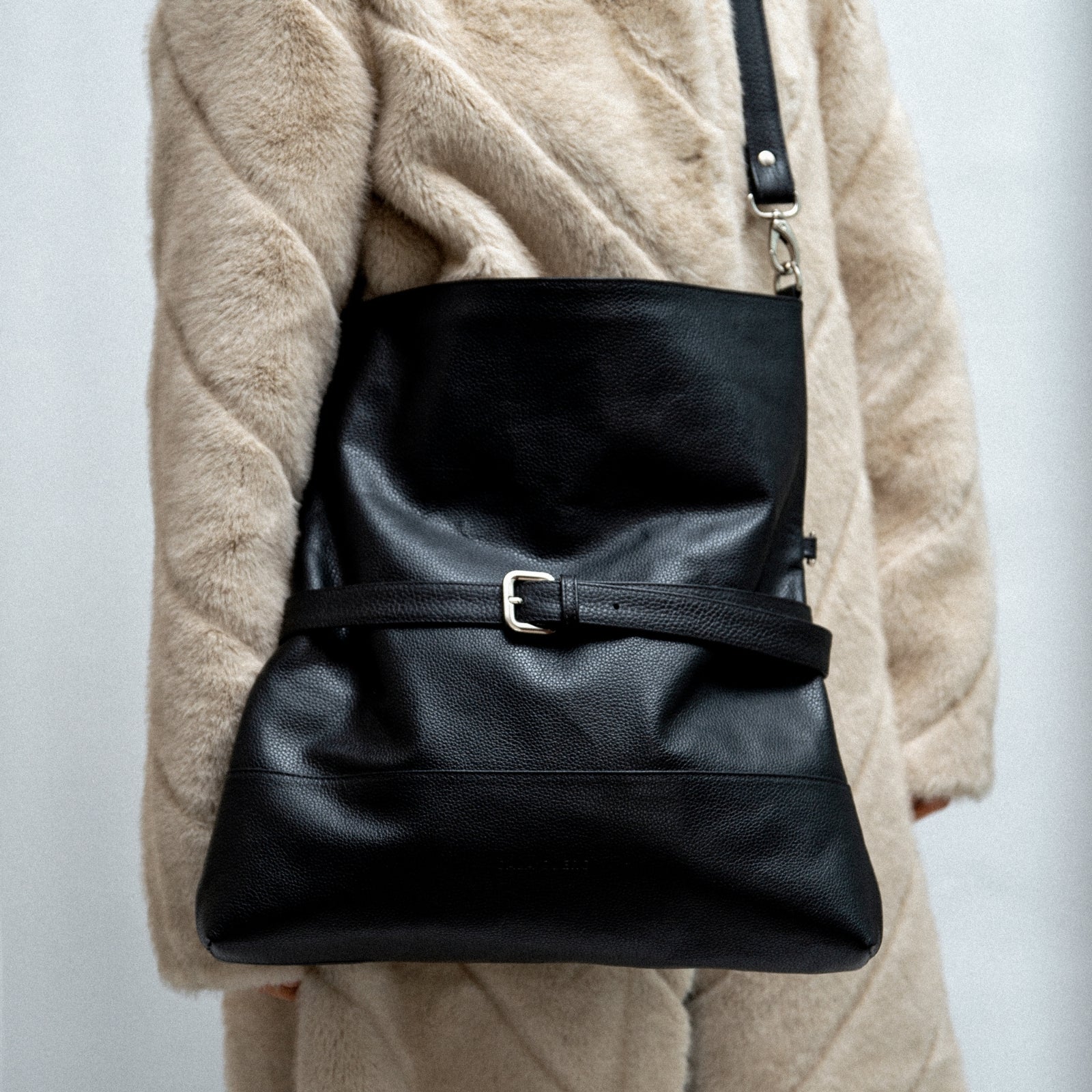 Levante Convertible Clutch Black (002)